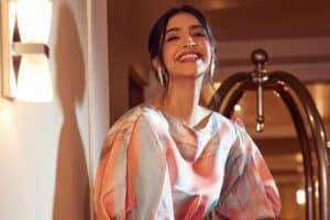 সোনম কাপুর তার বহু রঙের পোশাকের সাথে একটি ছবি শুট করেছেন যার পুরস্কার 1.72 লাখ টাকা