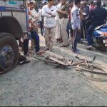 ধাপা রোডে দুর্ঘটনা: স্কুলগাড়ির নিয়ন্ত্রণ হারিয়ে ট্রেলারে ধাক্কা, গুরুতর আহত ছাত্রী