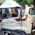 মোবাইলে মগ্ন তরুণীর ভয়াবহ দুর্ঘটনা: গাড়ির ধাক্কায় শূন্যে উড়ে পড়লেন রাস্তার ওপারে!