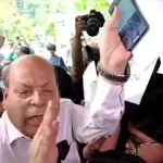 উত্তপ্ত যাদবপুর: অধ্যাপক ওমপ্রকাশ মিশ্রকে ক্যাম্পাসে ঢুকতে বাধা, শিক্ষার্থীদের প্রতিবাদ অব্যাহত