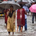 টানা বর্ষণে বিপর্যস্ত মুম্বই, লাল সতর্কতায় স্থবির জনজীবন