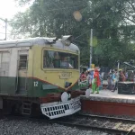 রাতভর বৃষ্টিতে বিপর্যস্ত রেল ও মেট্রো পরিষেবা, নাকাল যাত্রীরা
