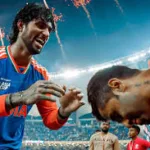 এশিয়া কাপে হেরে গেলেও বীরের মতো স্বীকৃতি! দেশে ফিরেই ফারহানকে সংবর্ধনা, হাতে ‘গানমোড’ লেখা ব্যাট