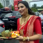 লাল শাড়ি, সোনার গয়নায় সেজে মা দুর্গার বরণে শুভশ্রী, জানালেন প্রার্থনার আভাস