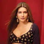 লন্ডনের রাস্তায় হাত ধরাধরি— প্রেমে খোলামেলা কৃতি শ্যানন, সঙ্গী কে এই রহস্যপুরুষ?