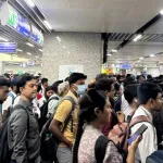 🚇 ব্যস্ত দুপুরে বিশৃঙ্খলা: হাওড়া মেট্রোয় হঠাৎ গেট বন্ধ, চরম ভোগান্তিতে যাত্রীরা