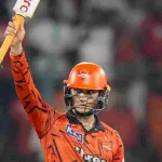 বাবার নির্দেশেই শতরান! দিল্লির বিরুদ্ধে ঝড় তুললেন অভিষেক শর্মা, উচ্ছ্বাসে নতুন মোড়