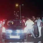 স্ত্রীর আকুতি— ‘সব গয়না নিয়ে নিন, শুধু ওকে ছেড়ে দিন’! বেঙ্গালুরু এক্সপ্রেসওয়েতে যুবকদের তাণ্ডব, গ্রেফতার ৩