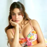 জাহ্নবীর উজ্জ্বল ত্বকের নেপথ্যে ঘরোয়া যত্ন, রাতে মাত্র দুই উপাদানেই ভরসা অভিনেত্রীর