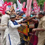 বাঁকুড়ায় বামেদের জেলাশাসক দফতর অভিযান ঘিরে ধুন্ধুমার! পুলিশের সঙ্গে ধস্তাধস্তি, ভাঙল ব্যারিকেড, নামল কেন্দ্রীয় বাহিনী