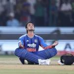 ম্যাচের আগে যুদ্ধের ডাক, শতরানের পর ধ্যান, অভিষেকের দুই রূপেই নজর কাড়ল দিল্লির রাত