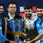 চুনকামের পরেও বন্ধুত্বের বার্তা, ট্রফি নিতে জ়াদরানকে মঞ্চে ডাকলেন শ্রেয়স
